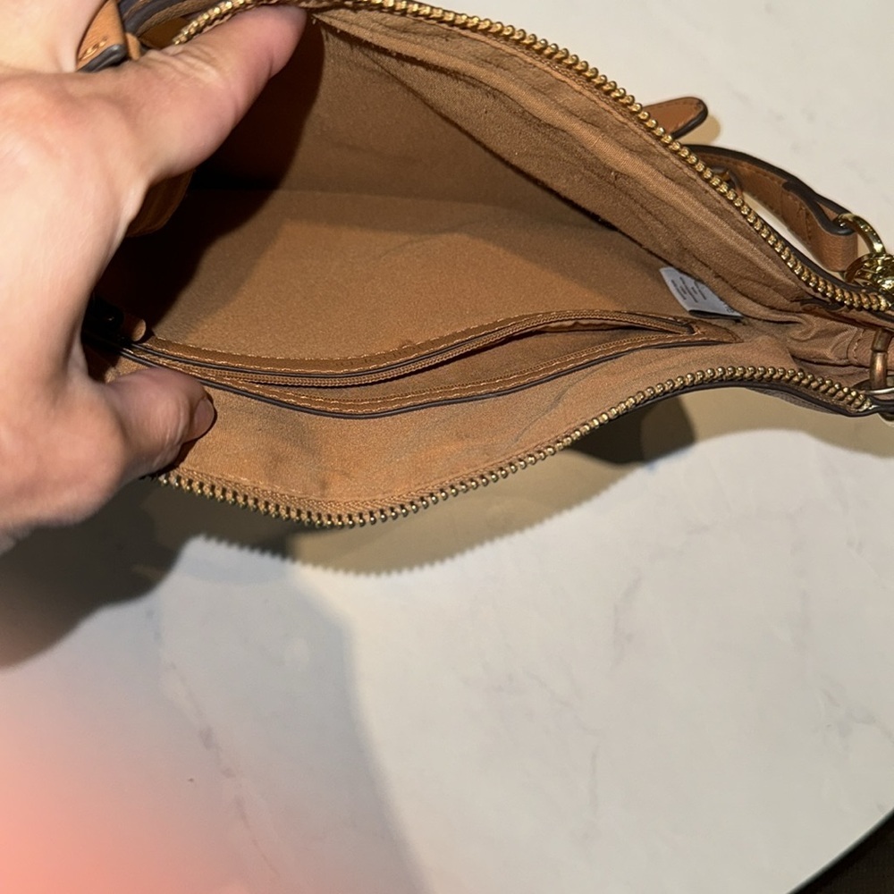 Liz Claiborne camel tan purse gold metal shoulder strap adjustable side pockets - Picture 8 of 12